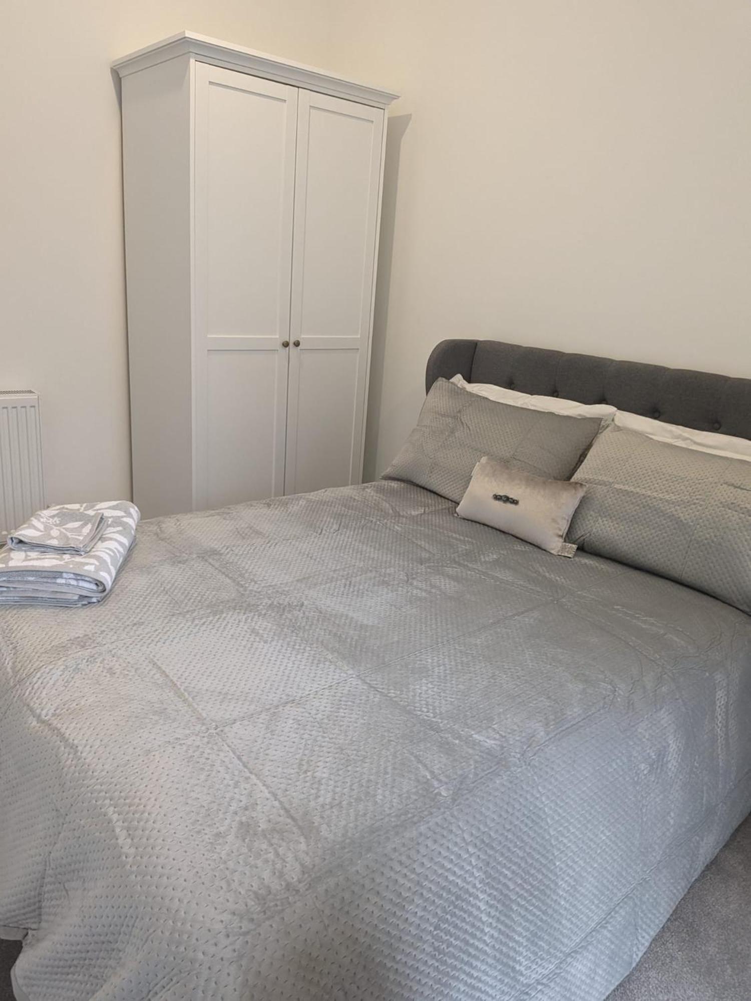 Contemporary Double Ensuite Room Birmingham Exterior photo