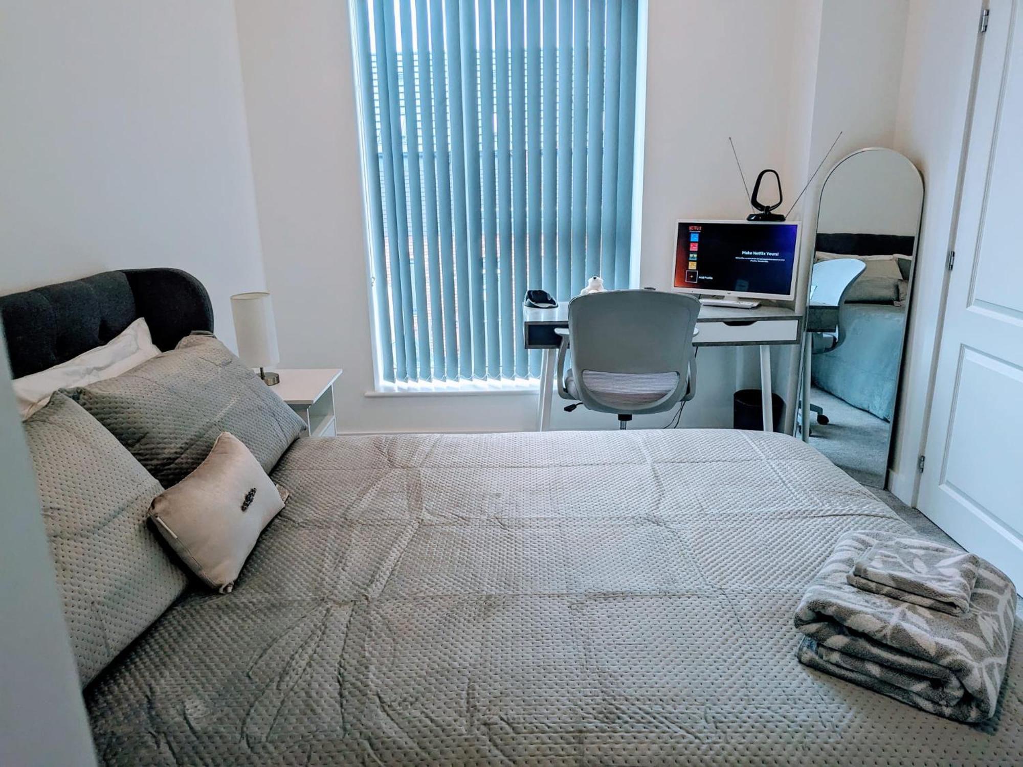 Contemporary Double Ensuite Room Birmingham Exterior photo